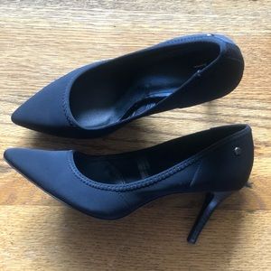 Simply Vera Wang size 7 1/2 black pump